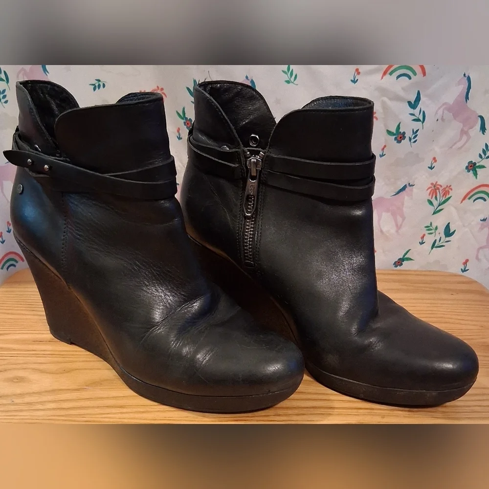 EUC UGG Alexis Black Leather Moto Goth Wedge Platform Bootie Boot Shoe SZ 9